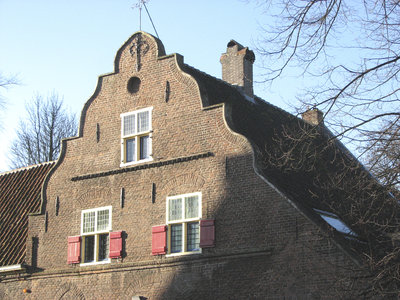 902820 Gezicht op de topgevel van de boerderij van het voormalige Kartuizerklooster Nieuwlicht (Laan van Chartroise) te ...